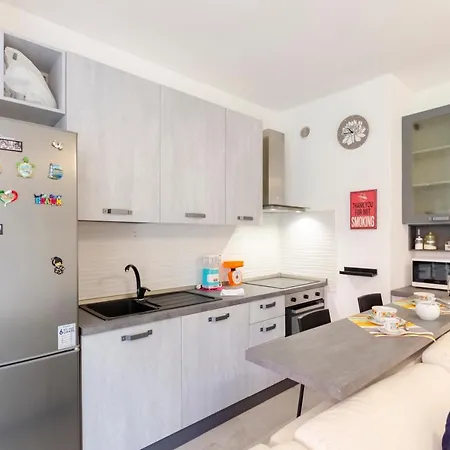 아파트 Joivy Flat With Terrace & Parking