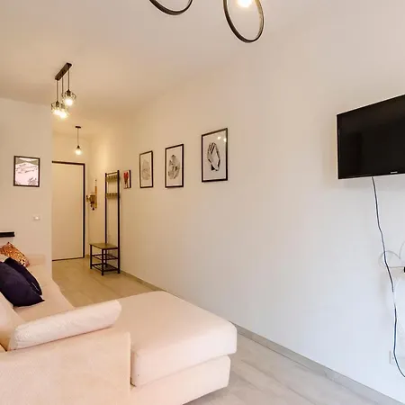 아파트 Joivy Flat With Terrace & Parking